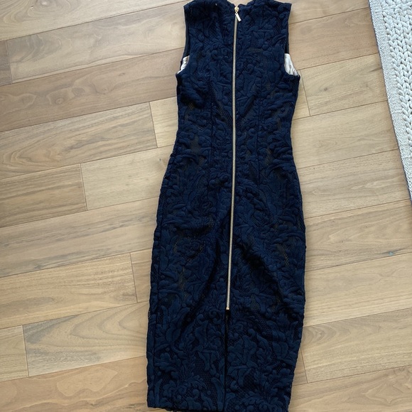 Stunning navy lace body con dress with full gold zipper in the back - Picture 3 of 4